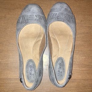 Almost brand new size 7 flats